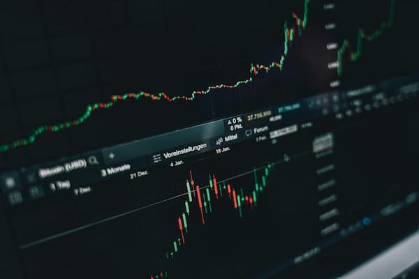 如何分析实物金市场的季节性需求？
